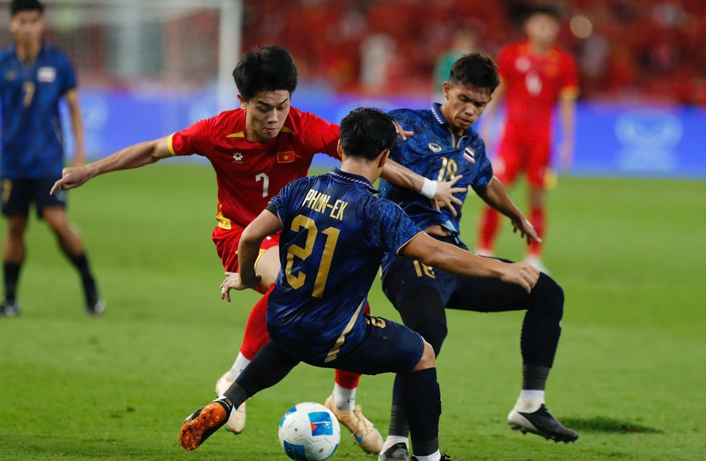 Báo Thái khen tài thay người của HLV Kim Sang Sik, thất vọng khi phải chờ 10 năm để 'săn vàng' SEA Games - Ảnh 1. Báo Thái khen tài thay người của HLV Kim Sang Sik, thất vọng khi phải chờ 10 năm để 'săn vàng' SEA Games - Ảnh 1.