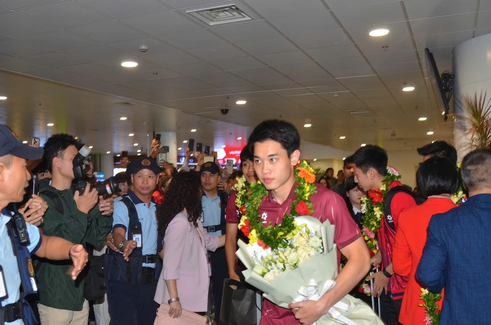 U22 Việt Nam trở về trong vòng tay yêu thương của người hâm mộ - Ảnh 1.