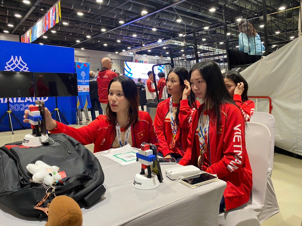 Sau sàn đấu là TikTok: Nữ kiếm thủ Việt Nam ghi dấu khoảnh khắc trẻ trung tại SEA Games 2025 - Ảnh 1.