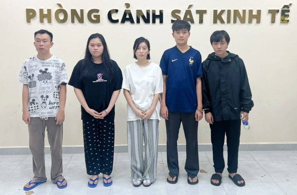 Nhìn lại việc những nghệ sĩ, người nổi tiếng "nhúng chàm" trong năm 2025 - Ảnh 4.