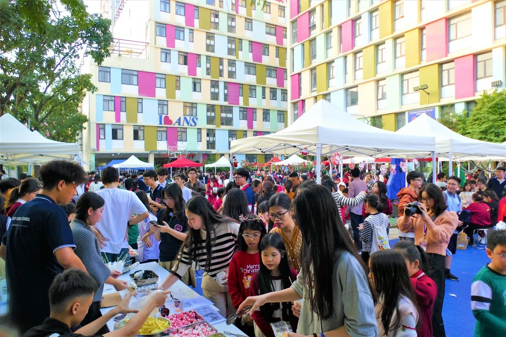 Đấu giá tranh, chia sẻ yêu thương trong chương trình "Giáng sinh hạnh phúc" - Ảnh 3.