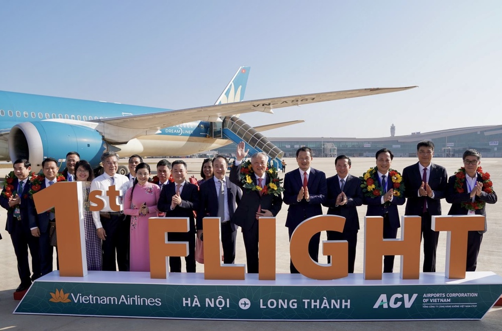Vietnam Airlines thực hiện chuyến bay chở khách đầu tiên tại sân bay Long Thành - Ảnh 1.