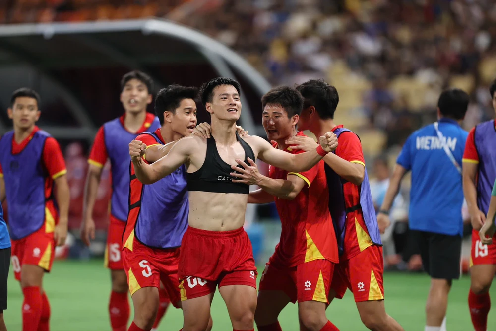 Chuyện tình đẹp với bà xã hot girl của Thanh Nhàn -người hùng thầm lặng của U22 Việt Nam - Ảnh 1. Chuyện tình đẹp với bà xã hot girl của Thanh Nhàn -người hùng thầm lặng của U22 Việt Nam - Ảnh 1.