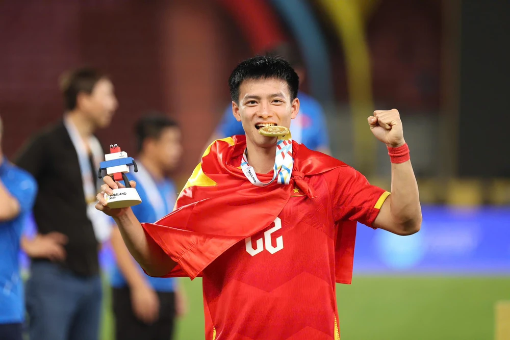 Chuyện tình đẹp với bà xã hot girl của Thanh Nhàn -người hùng thầm lặng của U22 Việt Nam - Ảnh 2. Chuyện tình đẹp với bà xã hot girl của Thanh Nhàn -người hùng thầm lặng của U22 Việt Nam - Ảnh 2.