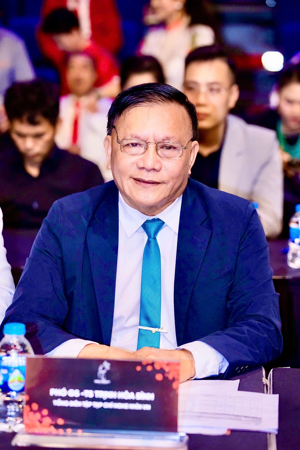 Khi người nổi tiếng vướng lao lý:  Khủng hoảng niềm tin, lệch chuẩn giá trị và trách nhiệm công chúng - Ảnh 1.