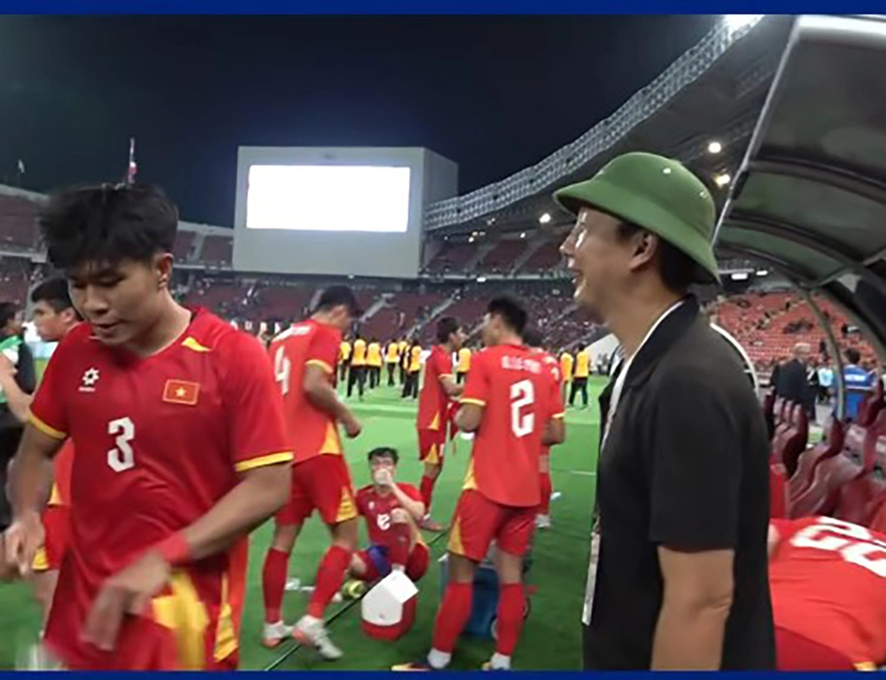 HLV Kim Sang Sik đội mũ cối, Đình Bắc có hành động dễ thương khi U22 Việt Nam ăn mừng HCV SEA Games - Ảnh 1.