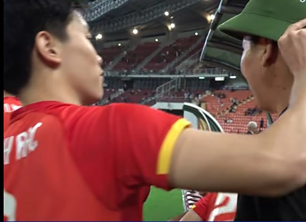 HLV Kim Sang Sik đội mũ cối, Đình Bắc có hành động dễ thương khi U22 Việt Nam ăn mừng HCV SEA Games - Ảnh 2.