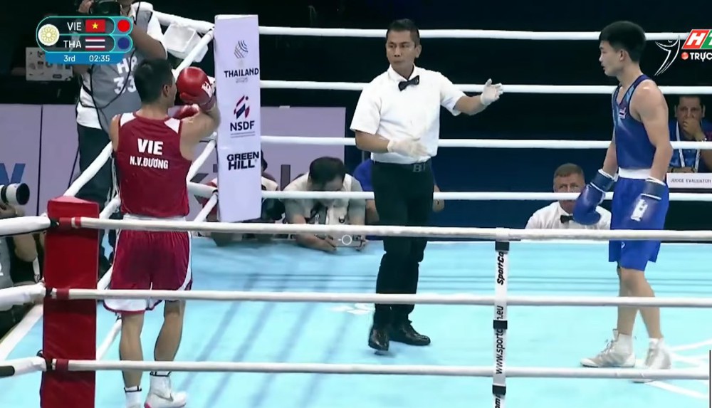 Võ sĩ Việt Nam bị xử ép, vuột HCV đầy tranh cãi dù đối thủ Thái Lan phạm quy  - Ảnh 3.