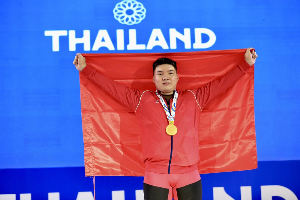 Lực sĩ Trần Đình Thắng mang về cho cử tạ Việt Nam HCV duy nhất ở SEA Games 2025