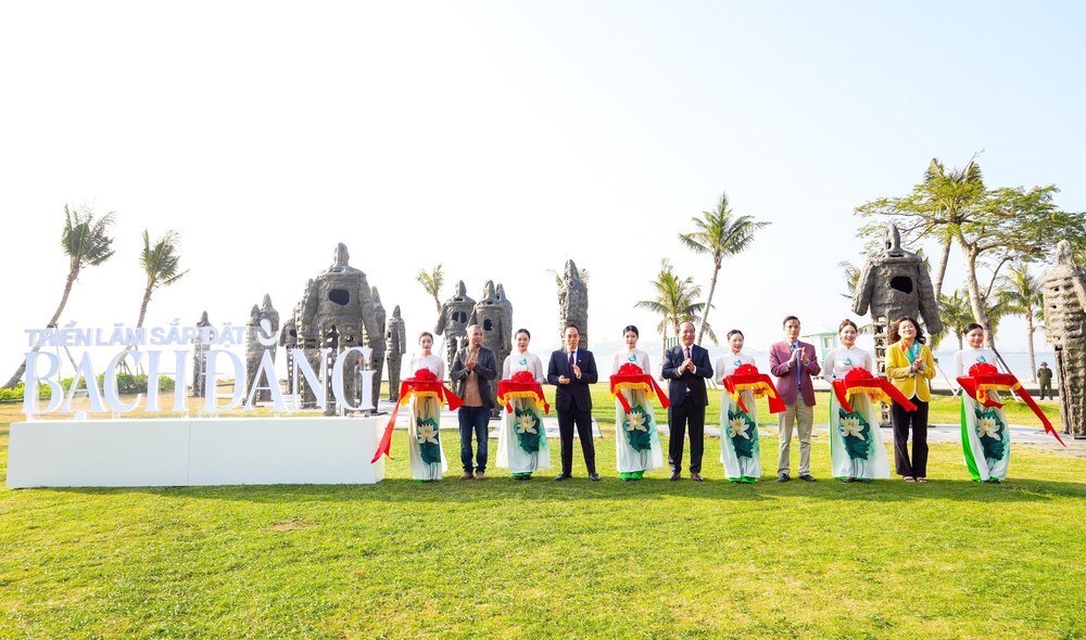 Trưng bày tổ hợp nghệ thuật công cộng quy mô lớn về Chiến thắng Bạch Đằng - Ảnh 2.