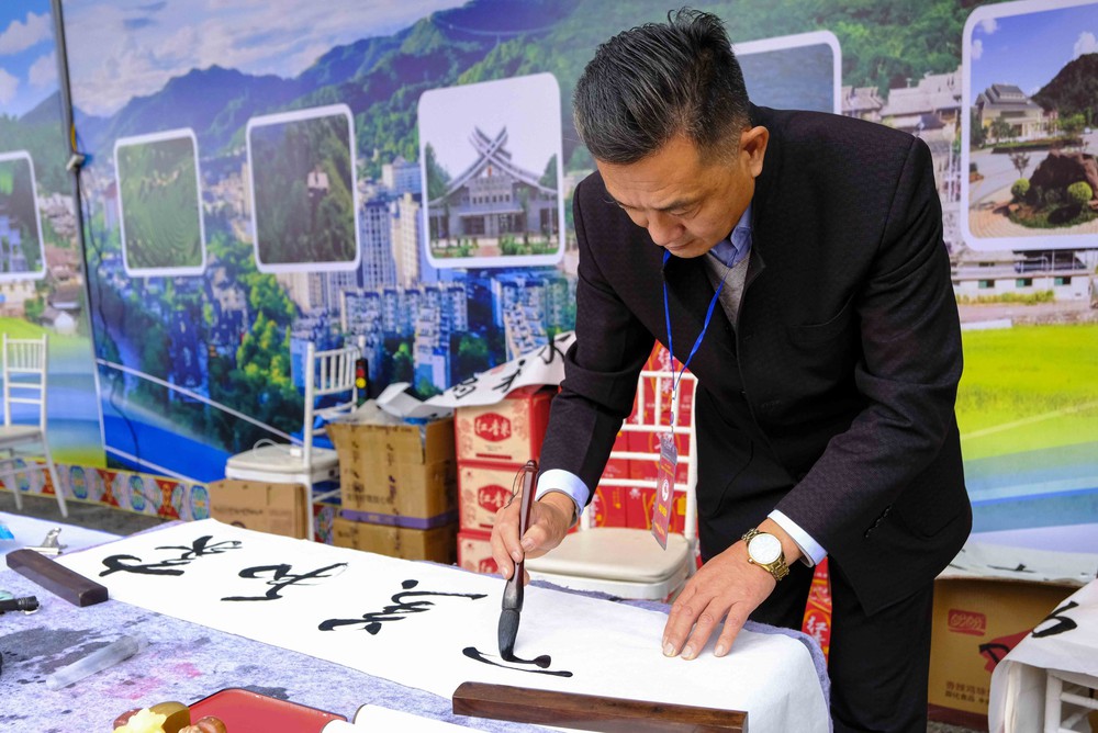 Sắc màu văn hóa Việt Nam - Lào - Trung Quốc tại Lễ hội Ném còn - Ảnh 9.