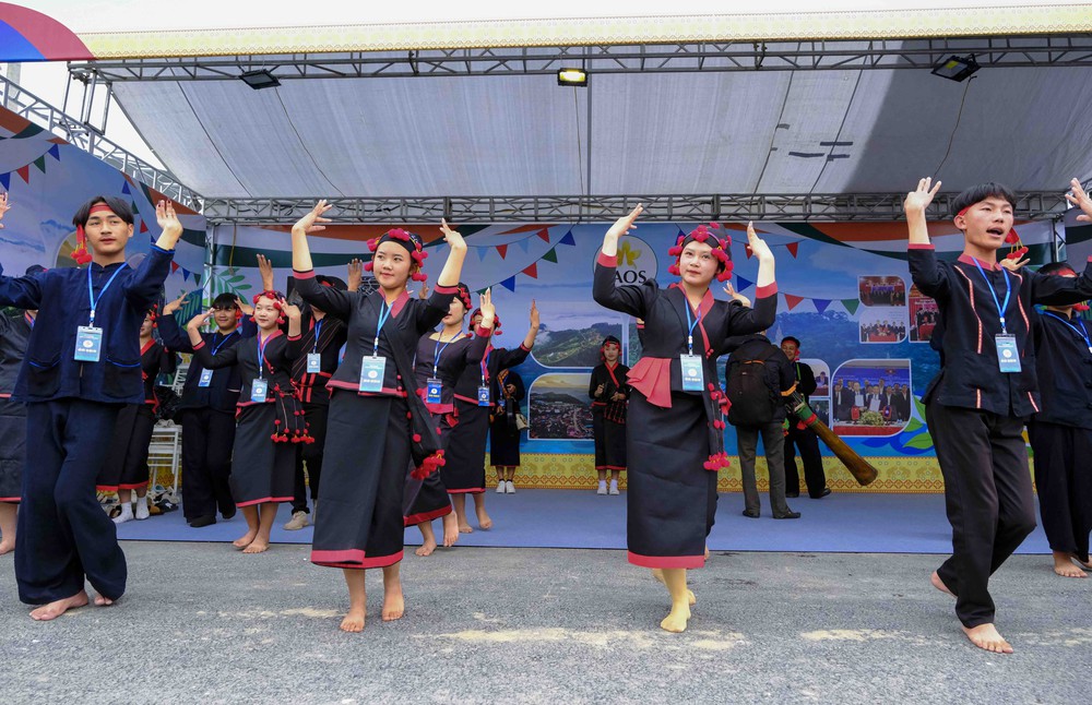 Sắc màu văn hóa Việt Nam - Lào - Trung Quốc tại Lễ hội Ném còn - Ảnh 8.