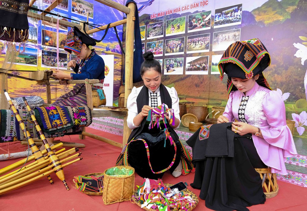 Sắc màu văn hóa Việt Nam - Lào - Trung Quốc tại Lễ hội Ném còn - Ảnh 5.