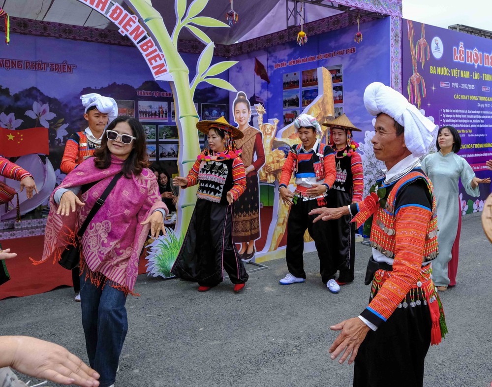 Sắc màu văn hóa Việt Nam - Lào - Trung Quốc tại Lễ hội Ném còn - Ảnh 7.