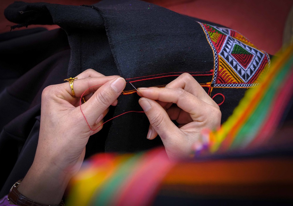 Sắc màu văn hóa Việt Nam - Lào - Trung Quốc tại Lễ hội Ném còn - Ảnh 4.