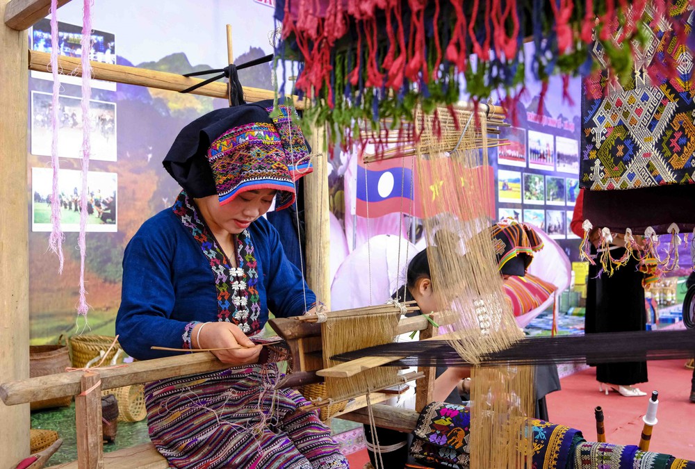 Sắc màu văn hóa Việt Nam - Lào - Trung Quốc tại Lễ hội Ném còn - Ảnh 3.