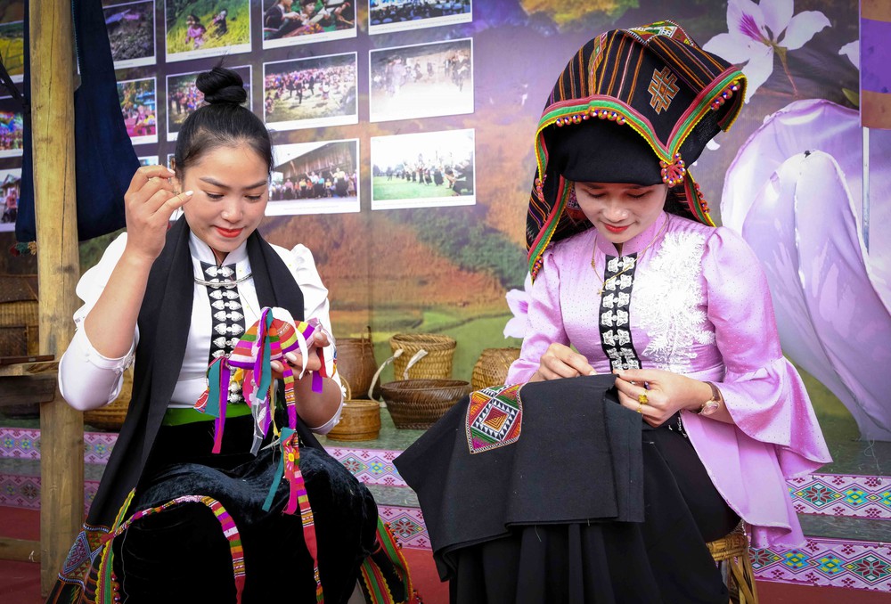 Sắc màu văn hóa Việt Nam - Lào - Trung Quốc tại Lễ hội Ném còn - Ảnh 2.