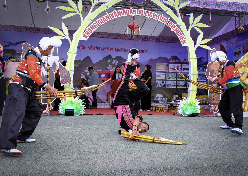 Sắc màu văn hóa Việt Nam - Lào - Trung Quốc tại Lễ hội Ném còn - Ảnh 1.