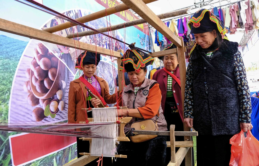 Sắc màu văn hóa Việt Nam - Lào - Trung Quốc tại Lễ hội Ném còn - Ảnh 6.