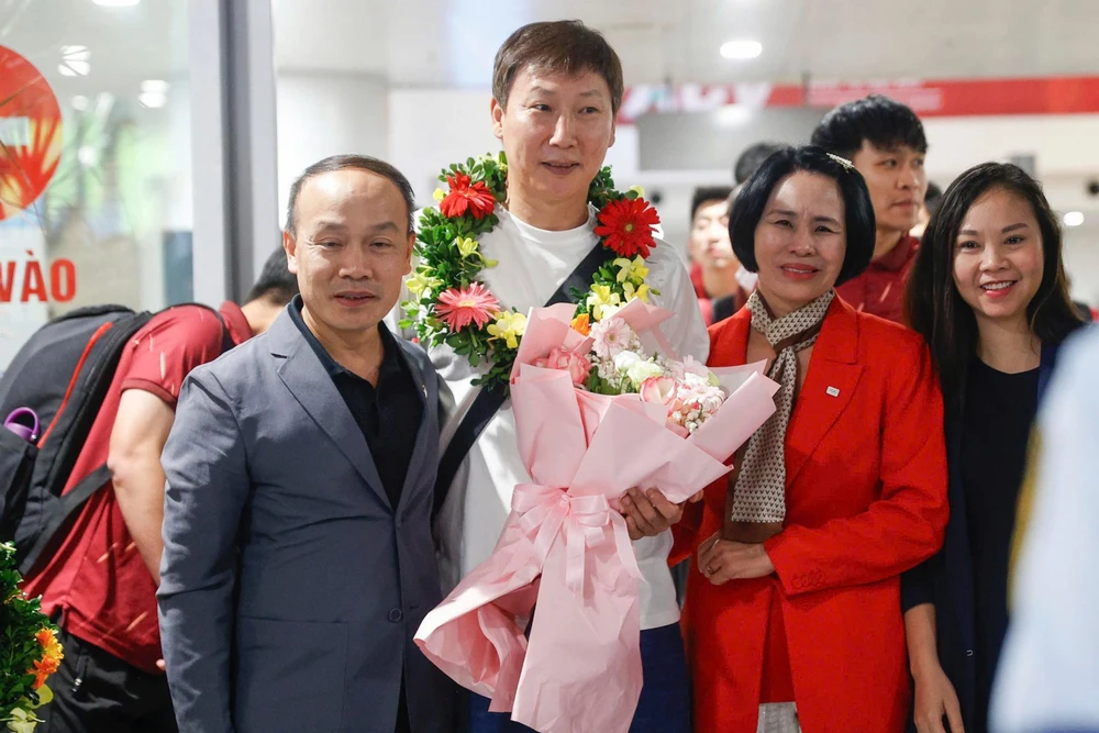 U22 Việt Nam trở về trong vòng tay yêu thương của người hâm mộ - Ảnh 2.
