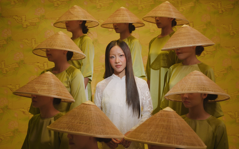 Phái đoàn Ngoại giao Hoa Kỳ tại Việt Nam phối hợp cùng Suboi ra mắt MV “Never Before" - Ảnh 2. Phái đoàn Ngoại giao Hoa Kỳ tại Việt Nam phối hợp cùng Suboi ra mắt MV “Never Before" - Ảnh 2.