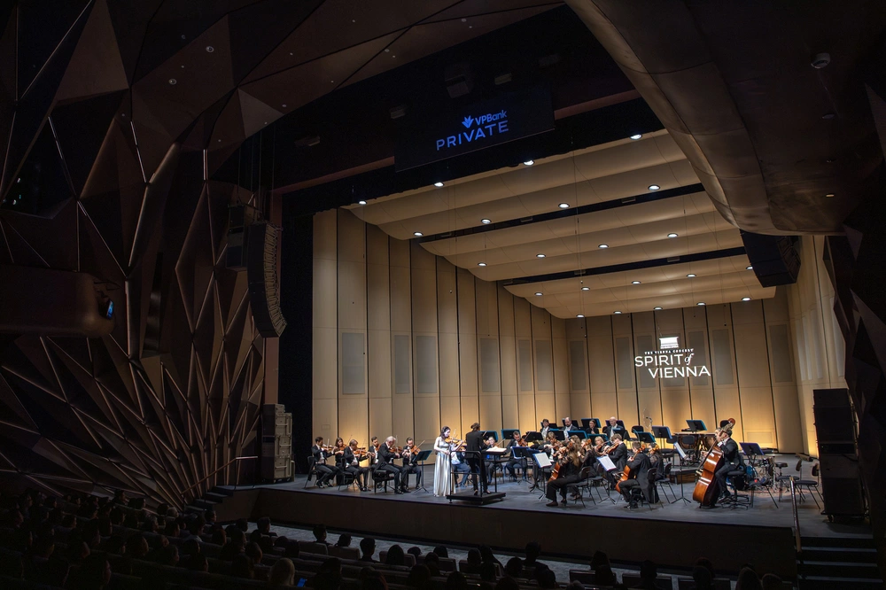 Spirit of Vienna tại Nhà hát Hồ Gươm: Những tràng pháo tay không ngớt, VPBank lan tỏa tinh hoa âm nhạc thế giới - Ảnh 1. Spirit of Vienna tại Nhà hát Hồ Gươm: Những tràng pháo tay không ngớt, VPBank lan tỏa tinh hoa âm nhạc thế giới - Ảnh 1.