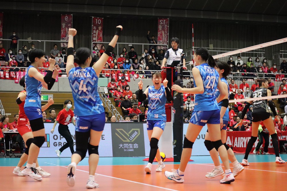 Bích Thủy (số 27) khởi đầu thuận lợi ở giải bóng chuyền VĐQG Nhật Bản