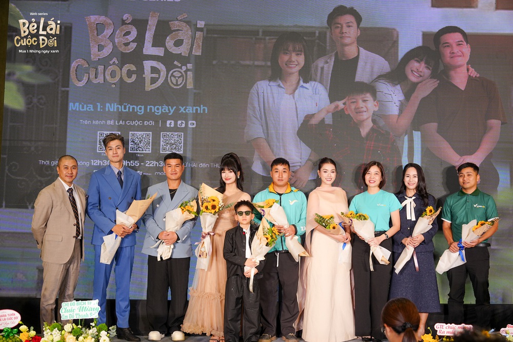 Đạo diễn phim 'Đi giữa trời rực rỡ' thừa nhận áp lực khi làm dạng phim ngắn đang 'trend' - Ảnh 4. Đạo diễn phim 'Đi giữa trời rực rỡ' thừa nhận áp lực khi làm dạng phim ngắn đang 'trend' - Ảnh 4.