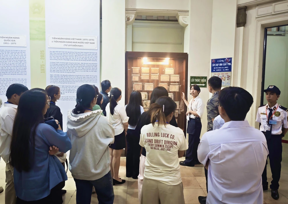 khi-tham-quan-du-khach-se-duoc-nghe-thuyet-minh-ve-tung-khu-vuc-trung-bay-tuong-ung-voi-tung-giai-doan-lich-su-cua-to-tien-17646750672891955181241.jpg