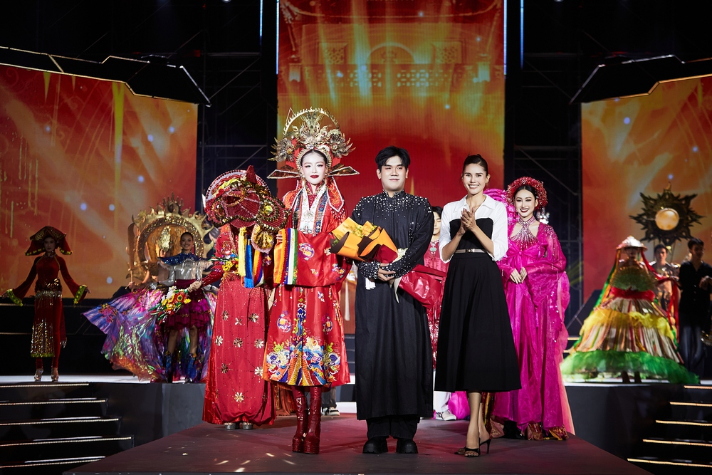 Kim Nguyên & Hùng Trần đạo diễn chuỗi show thời trang ở Diễn đàn Kinh tế TP. HCM 2025 - Ảnh 5. Kim Nguyên & Hùng Trần đạo diễn chuỗi show thời trang ở Diễn đàn Kinh tế TP. HCM 2025 - Ảnh 5.