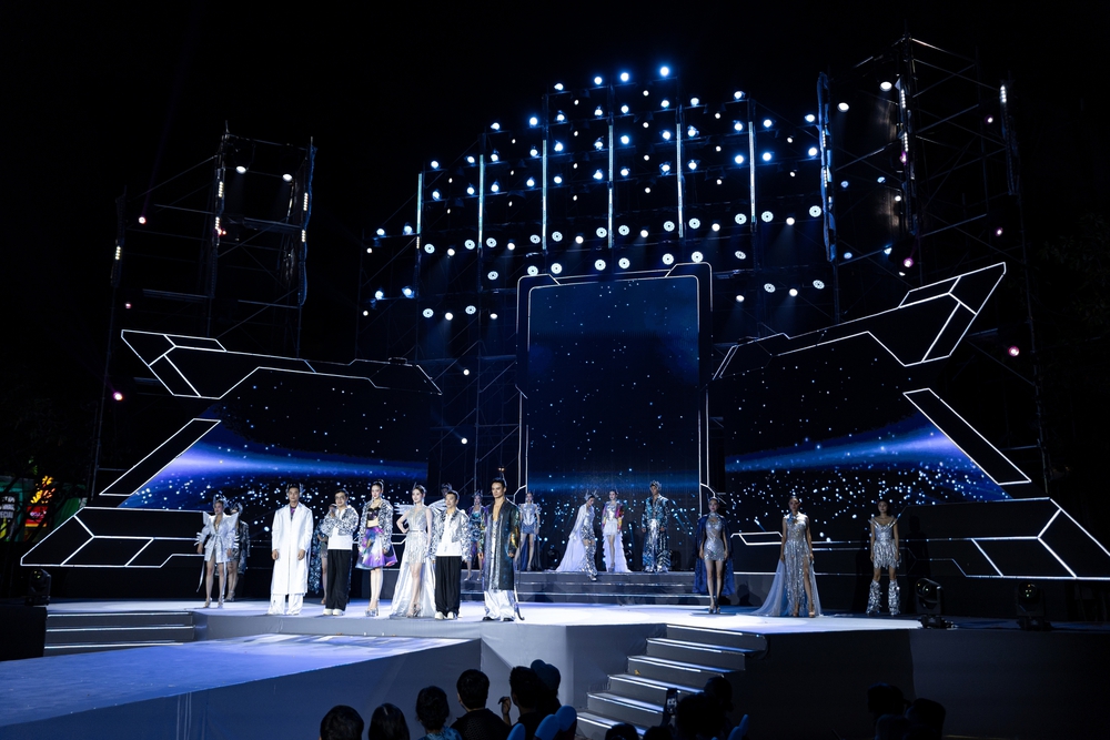 Kim Nguyên & Hùng Trần đạo diễn chuỗi show thời trang ở Diễn đàn Kinh tế TP. HCM 2025 - Ảnh 4. Kim Nguyên & Hùng Trần đạo diễn chuỗi show thời trang ở Diễn đàn Kinh tế TP. HCM 2025 - Ảnh 4.