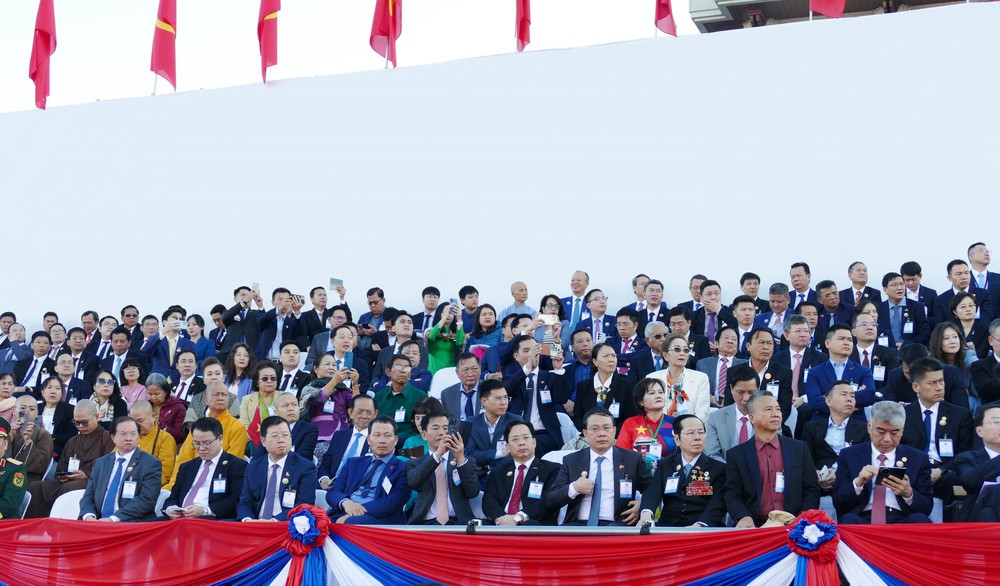 50 năm Quốc khánh CHDCND Lào: Tinh thần đoàn kết và khát vọng vươn tới tương lai tươi sáng - Ảnh 2. 50 năm Quốc khánh CHDCND Lào: Tinh thần đoàn kết và khát vọng vươn tới tương lai tươi sáng - Ảnh 2.