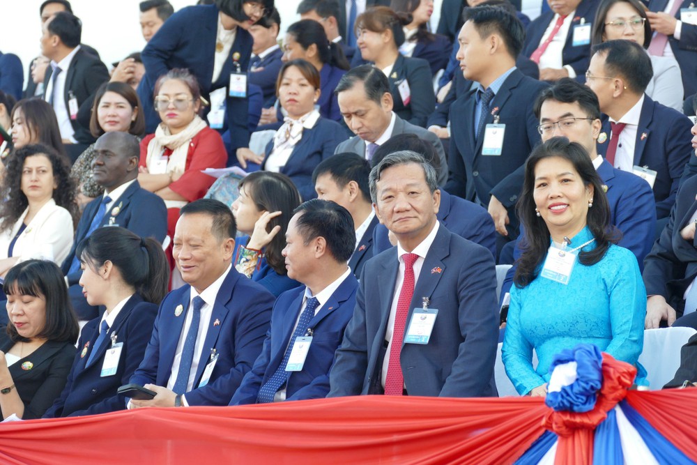 50 năm Quốc khánh CHDCND Lào: Tinh thần đoàn kết và khát vọng vươn tới tương lai tươi sáng - Ảnh 1. 50 năm Quốc khánh CHDCND Lào: Tinh thần đoàn kết và khát vọng vươn tới tương lai tươi sáng - Ảnh 1.