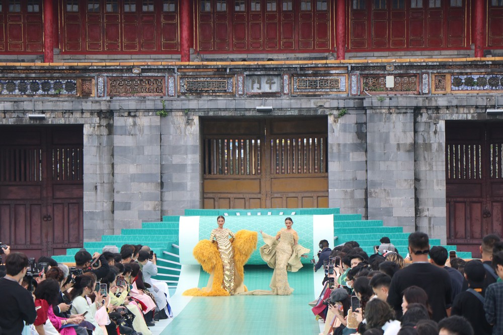 Trình diễn thời trang “Hello Cosmo From Vietnam” mở màn hành trình Hoa hậu Hoàn vũ 2025 - Ảnh 1. Trình diễn thời trang “Hello Cosmo From Vietnam” mở màn hành trình Hoa hậu Hoàn vũ 2025 - Ảnh 1.