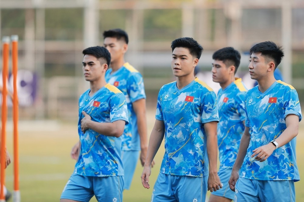 Tin nóng bóng đá Việt hôm nay 3/12: Bóng đá Việt Nam làm nên lịch sử; U22 Việt Nam quyết thắng đậm trận ra quân SEA Games 33 - Ảnh 2.