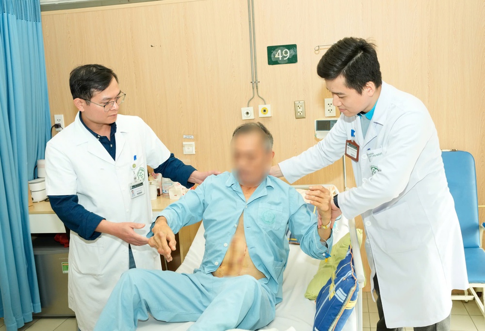 Cứu sống bệnh nhân mất gần 4 lít máu trong gang tấc tại Bệnh viện Bạch Mai - Ảnh 2. Cứu sống bệnh nhân mất gần 4 lít máu trong gang tấc tại Bệnh viện Bạch Mai - Ảnh 2.