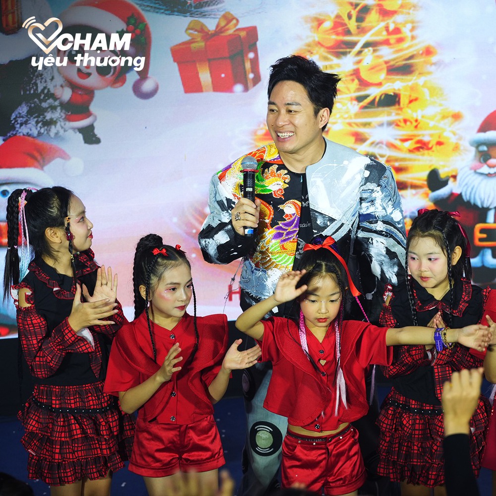 Quỹ Chạm yêu thương mang Giáng sinh nhân ái đến với bệnh nhi - Ảnh 2.