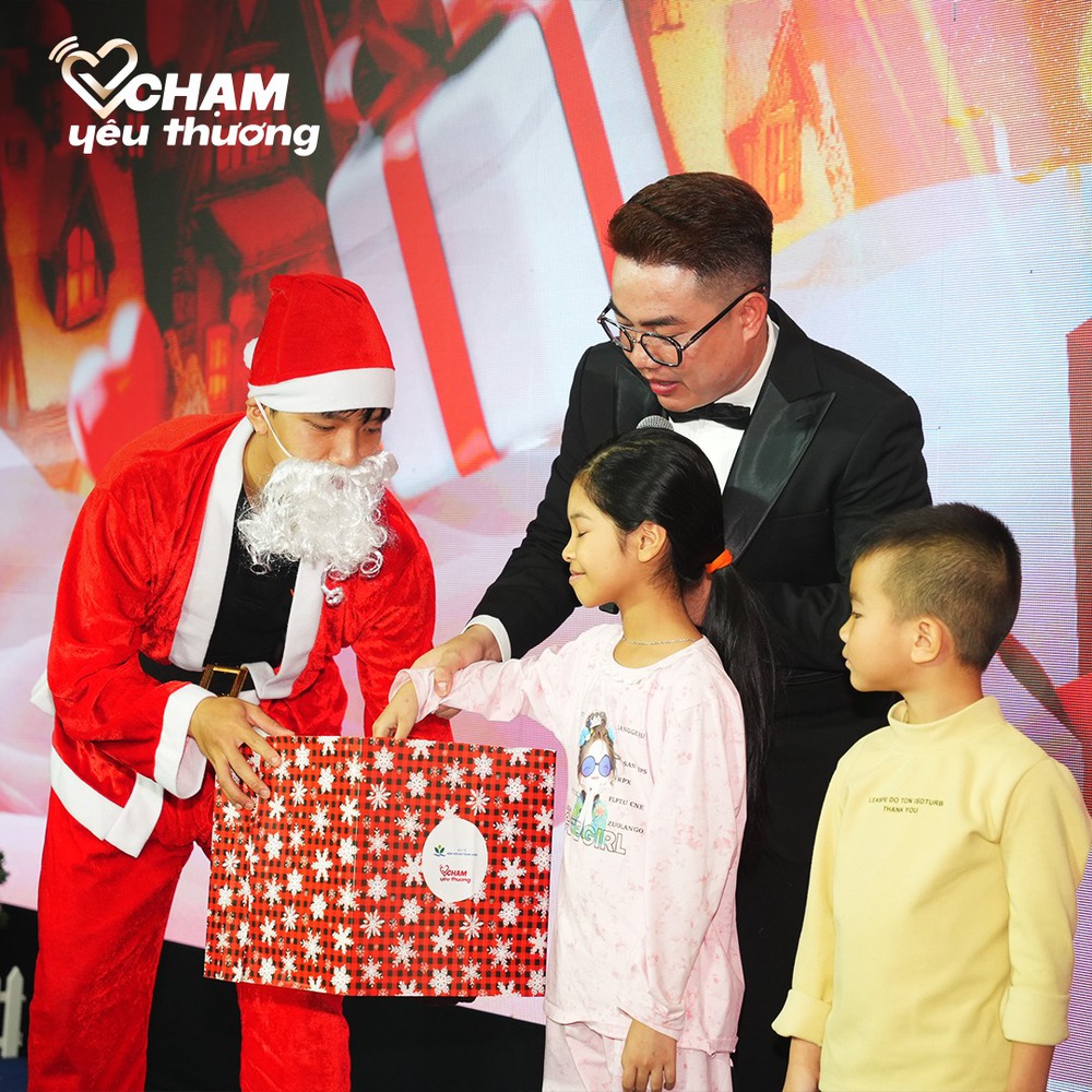 Quỹ Chạm yêu thương mang Giáng sinh nhân ái đến với bệnh nhi - Ảnh 1.