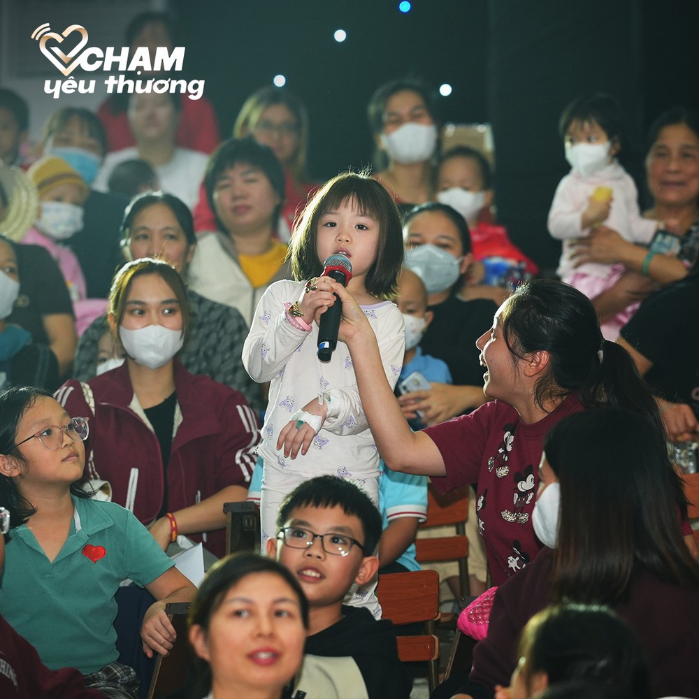 Quỹ Chạm yêu thương mang Giáng sinh nhân ái đến với bệnh nhi - Ảnh 4.