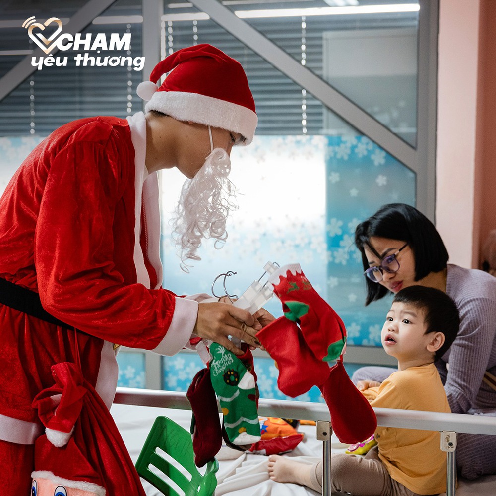 Quỹ Chạm yêu thương mang Giáng sinh nhân ái đến với bệnh nhi - Ảnh 7.