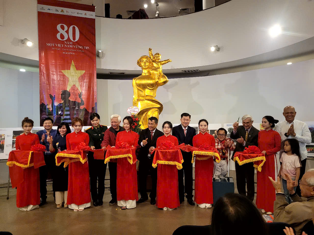 Triển lãm và ra mắt sách ảnh “80 năm - Một Việt Nam vững tin” - Ảnh 1.