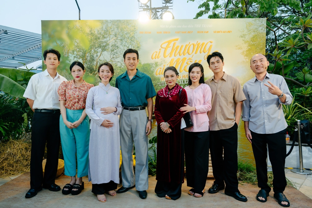 Thu Trang tái hiện đám giỗ miền Tây tại showcase "Ai thương ai mến" - Ảnh 1. Thu Trang tái hiện đám giỗ miền Tây tại showcase "Ai thương ai mến" - Ảnh 1.