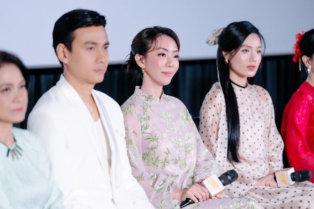 Thu Trang tái hiện đám giỗ miền Tây tại showcase "Ai thương ai mến" - Ảnh 3. Thu Trang tái hiện đám giỗ miền Tây tại showcase "Ai thương ai mến" - Ảnh 3.