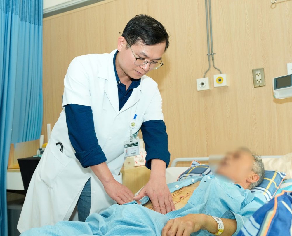 Cứu sống bệnh nhân mất gần 4 lít máu trong gang tấc tại Bệnh viện Bạch Mai - Ảnh 1. Cứu sống bệnh nhân mất gần 4 lít máu trong gang tấc tại Bệnh viện Bạch Mai - Ảnh 1.