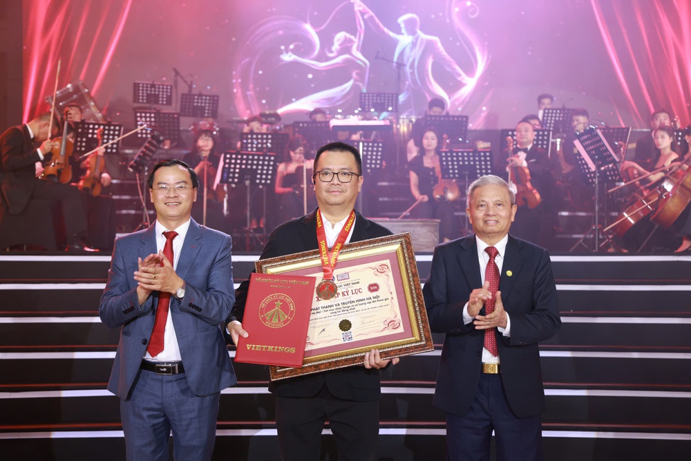 Chương trình "Bản Giao hưởng hoà bình 2025" được trao Kỷ lục Việt Nam - Ảnh 1.