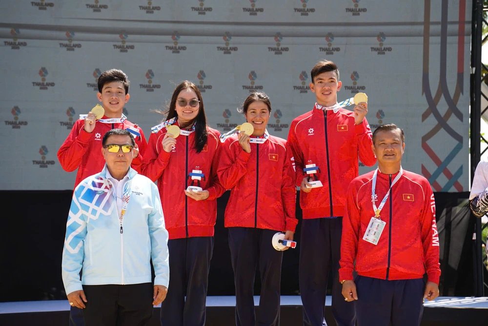 Người hâm mộ chúc mừng kình ngư Việt Nam khi cuối cùng đã có HCV SEA Games 2025 - Ảnh 1.