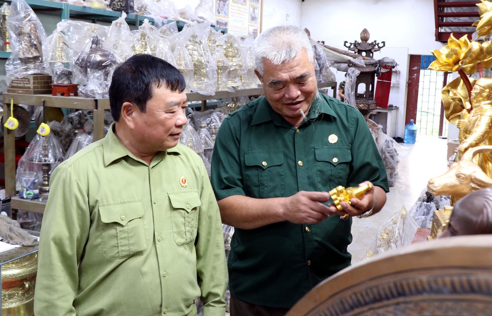 Hơn 30 năm gìn giữ, đưa nghề đúc đồng truyền thống vươn xa - Ảnh 1.