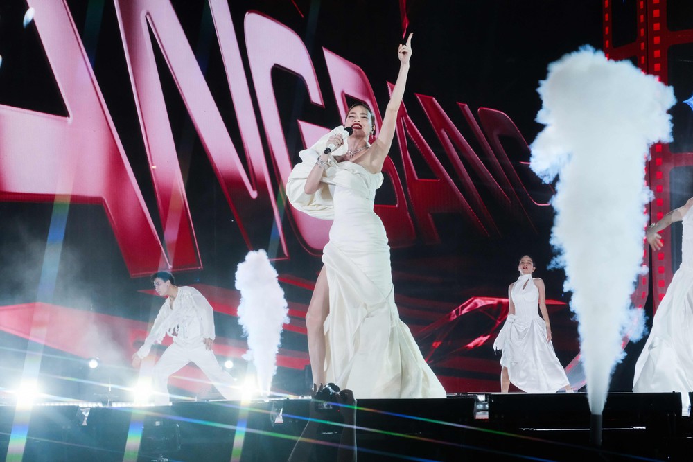 Hồ Ngọc Hà trình diễn hết mình trên sân khấu Miss Cosmo - Ảnh 1.