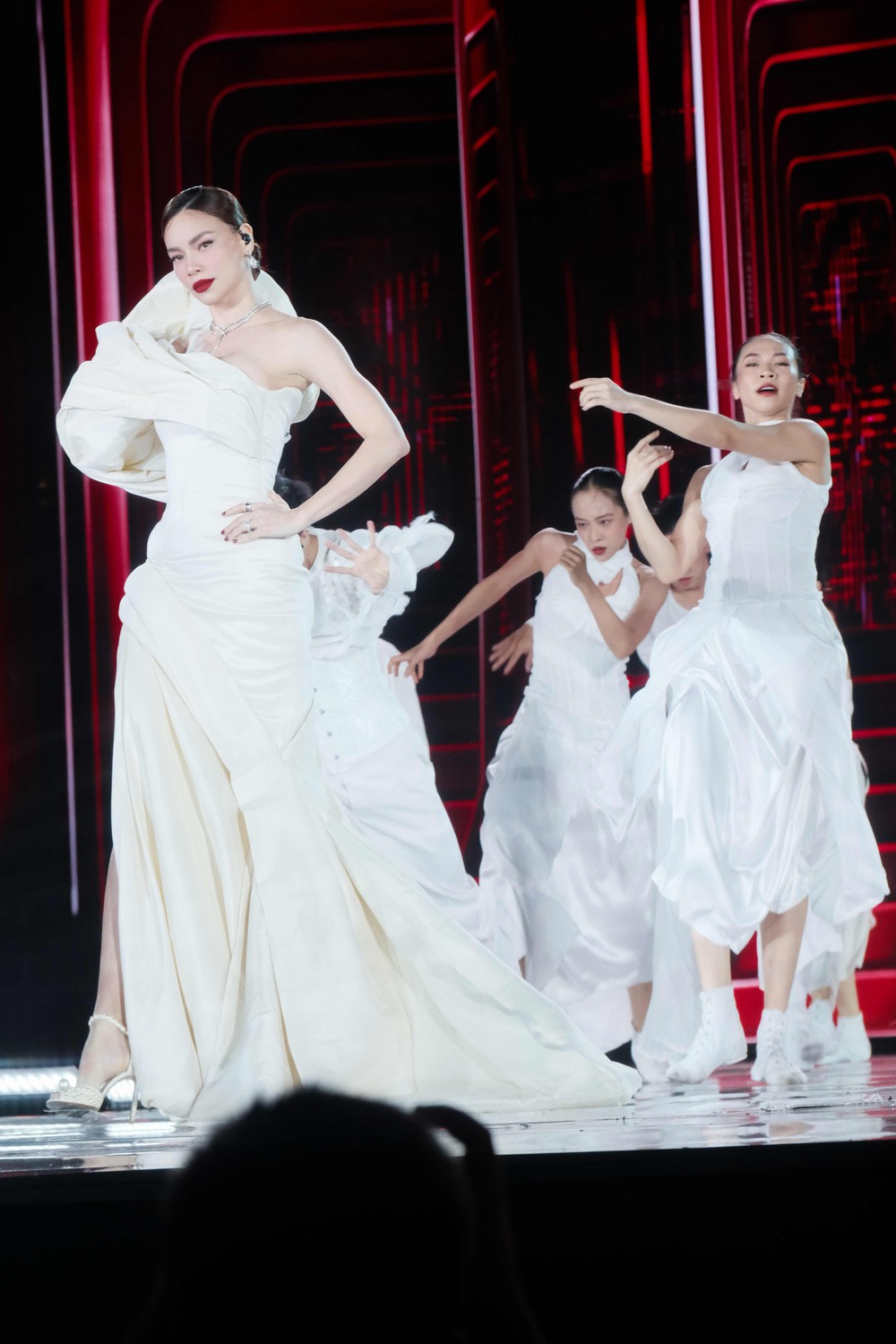 Hồ Ngọc Hà trình diễn hết mình trên sân khấu Miss Cosmo - Ảnh 3.