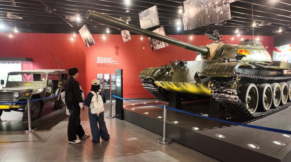 Đông đảo thanh thiếu niên, chiến sĩ trẻ háo hức tìm hiểu lịch sử hào hùng nhân kỷ niệm 81 năm Ngày thành lập Quân đội Nhân dân Việt Nam (22-12-1944 / 22-12-2025) - Ảnh 1.